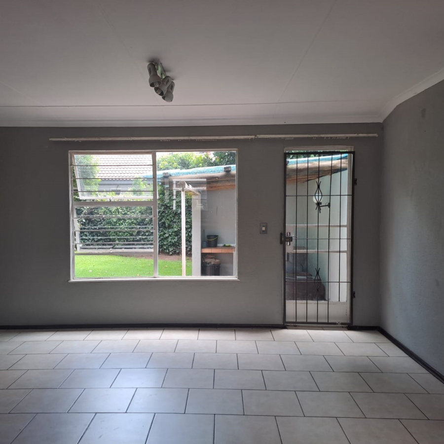 To Let 2 Bedroom Property for Rent in Magaliessig Gauteng