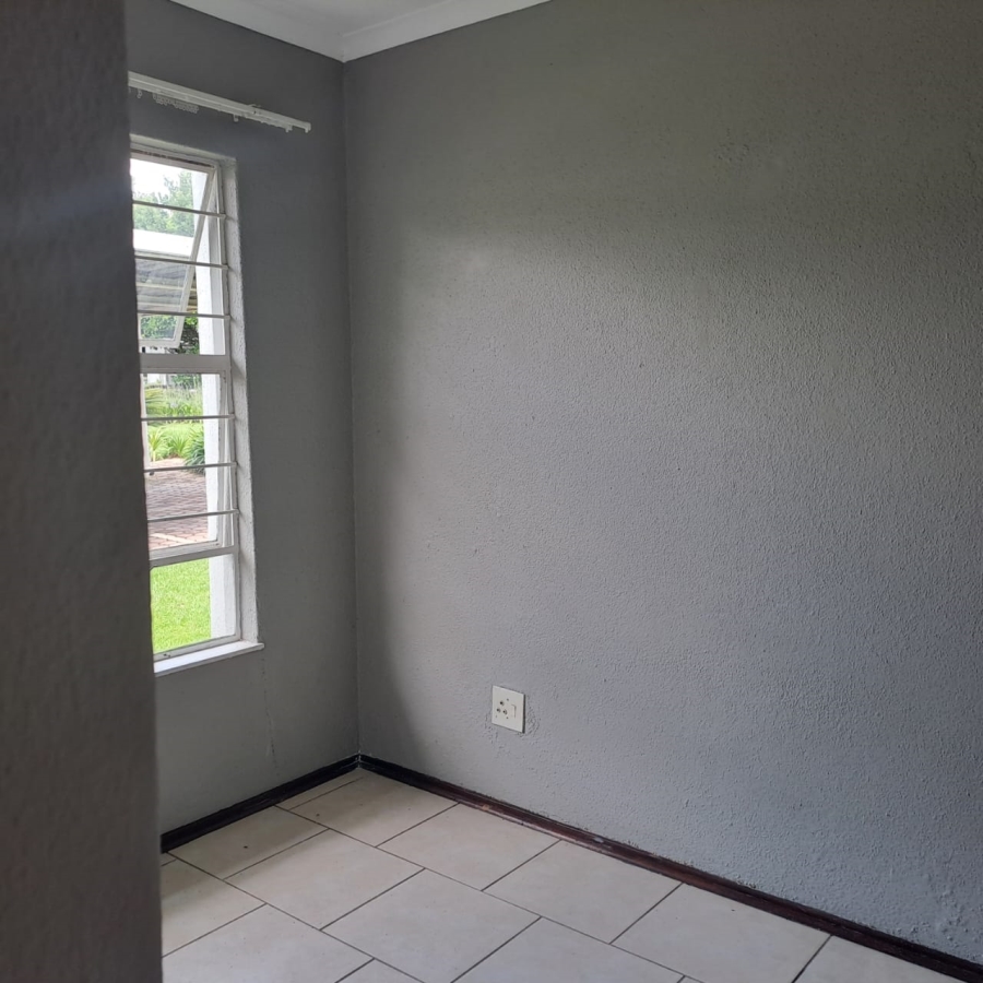 To Let 2 Bedroom Property for Rent in Magaliessig Gauteng