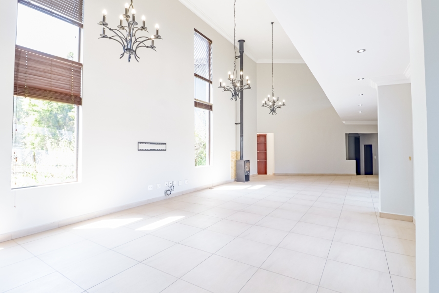 5 Bedroom Property for Sale in Silver Lakes Golf Estate Gauteng