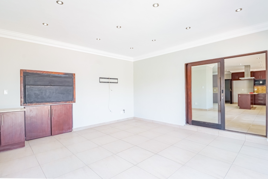 5 Bedroom Property for Sale in Silver Lakes Golf Estate Gauteng