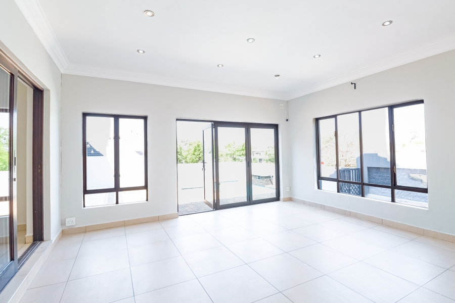 5 Bedroom Property for Sale in Silver Lakes Golf Estate Gauteng