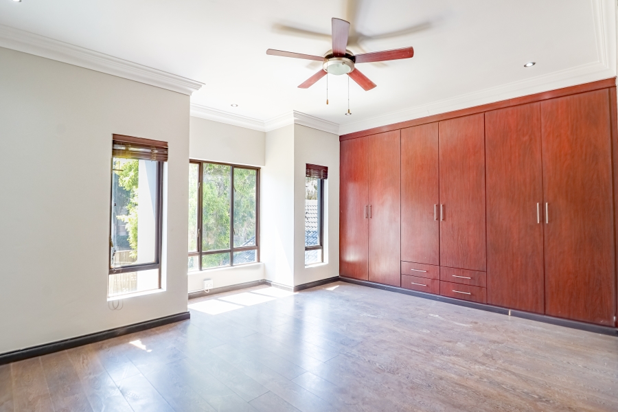 5 Bedroom Property for Sale in Silver Lakes Golf Estate Gauteng