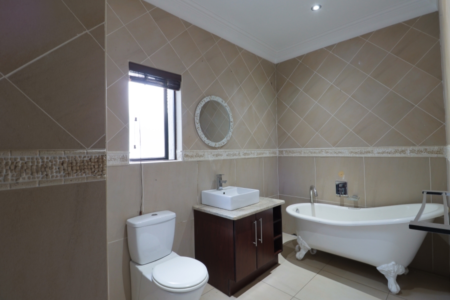 5 Bedroom Property for Sale in Silver Lakes Golf Estate Gauteng