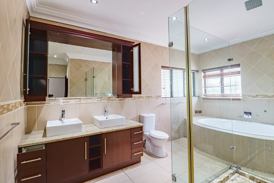 5 Bedroom Property for Sale in Silver Lakes Golf Estate Gauteng