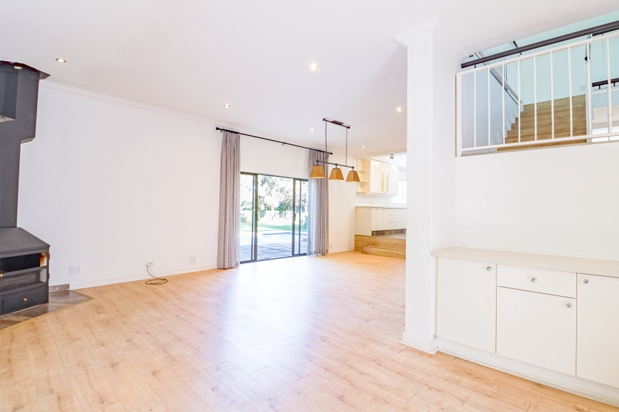 5 Bedroom Property for Sale in Silver Lakes Golf Estate Gauteng