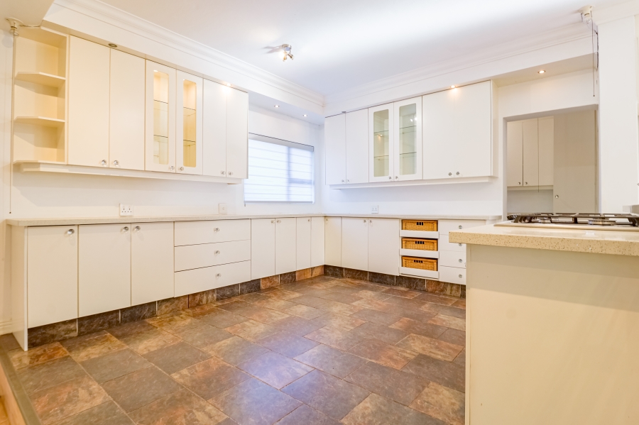 5 Bedroom Property for Sale in Silver Lakes Golf Estate Gauteng