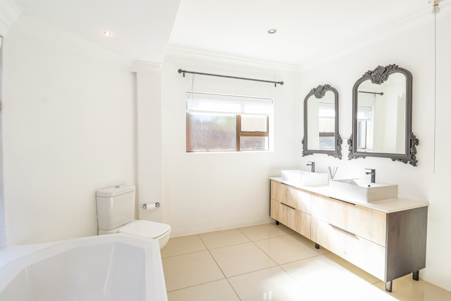 5 Bedroom Property for Sale in Silver Lakes Golf Estate Gauteng