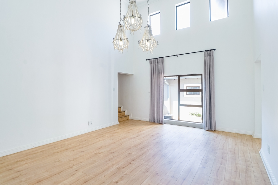 5 Bedroom Property for Sale in Silver Lakes Golf Estate Gauteng