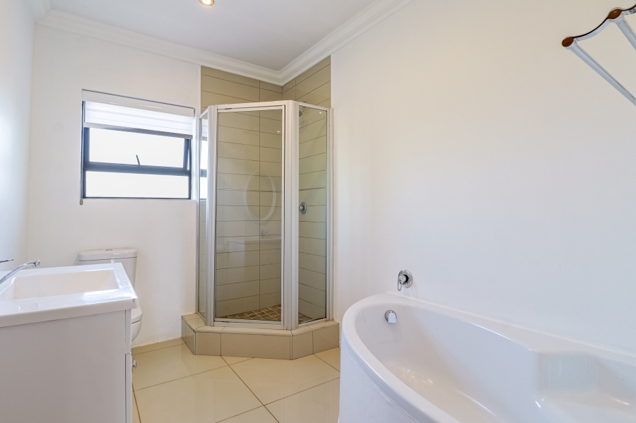 5 Bedroom Property for Sale in Silver Lakes Golf Estate Gauteng