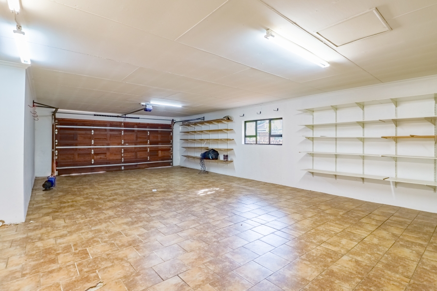 5 Bedroom Property for Sale in Silver Lakes Golf Estate Gauteng