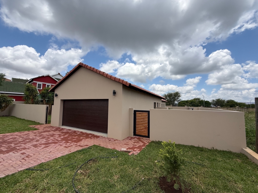 To Let 4 Bedroom Property for Rent in Silverwoods Country Estate Gauteng