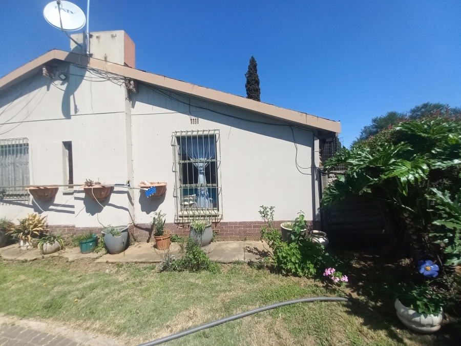 4 Bedroom Property for Sale in Theoville Gauteng