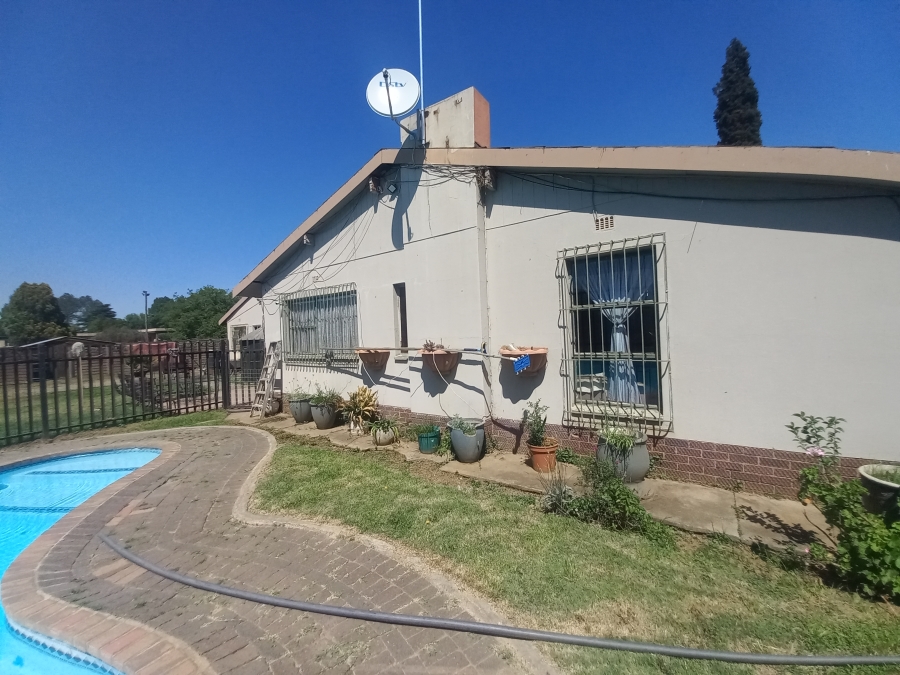 4 Bedroom Property for Sale in Theoville Gauteng