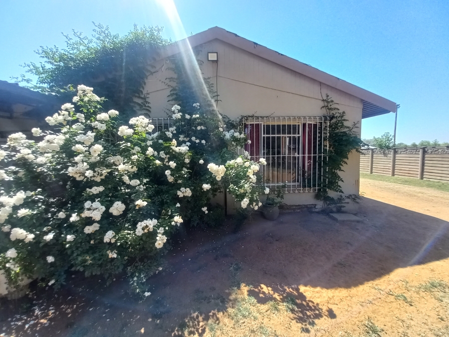4 Bedroom Property for Sale in Theoville Gauteng