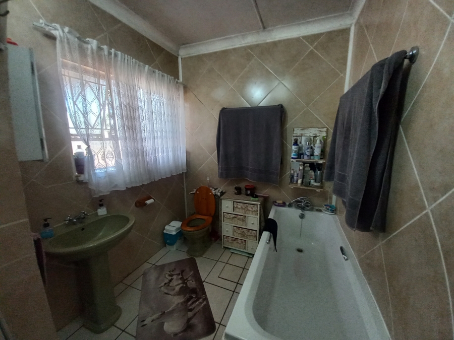 4 Bedroom Property for Sale in Theoville Gauteng