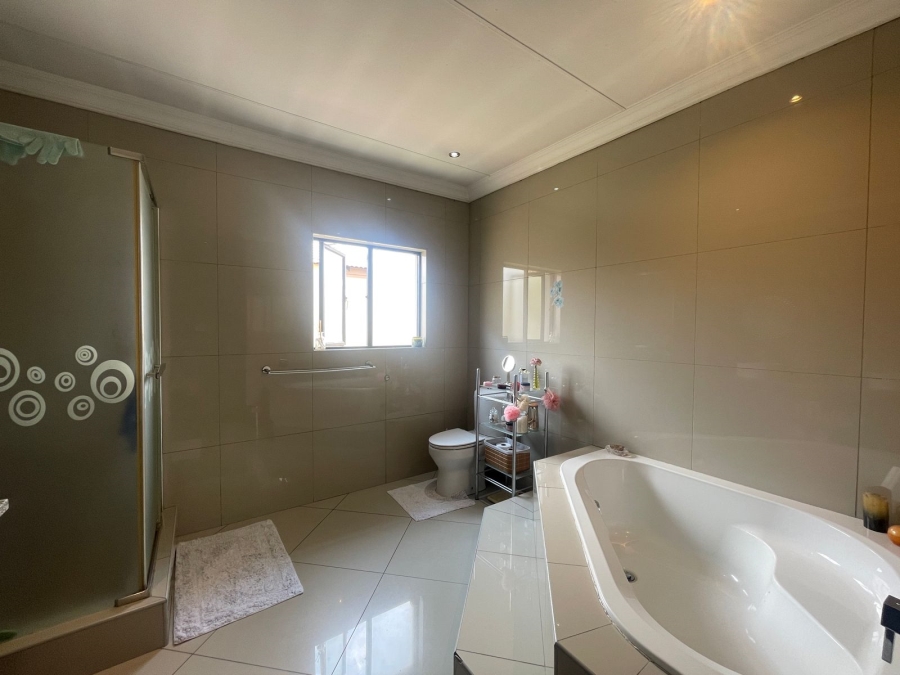 4 Bedroom Property for Sale in Thatchfield Hills Gauteng