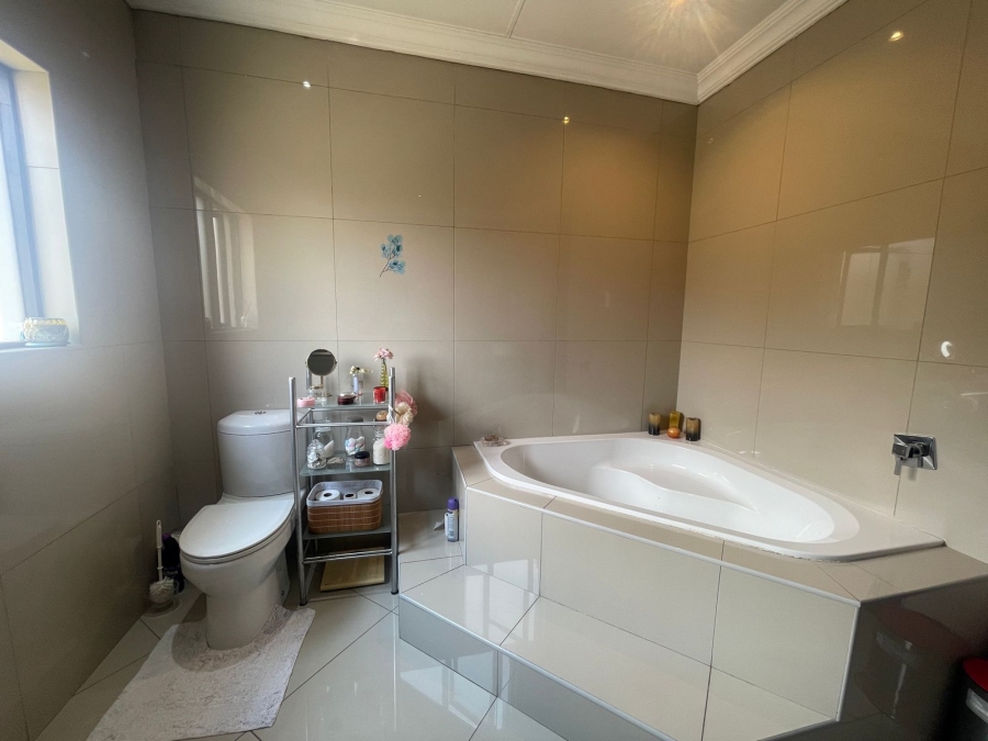 4 Bedroom Property for Sale in Thatchfield Hills Gauteng