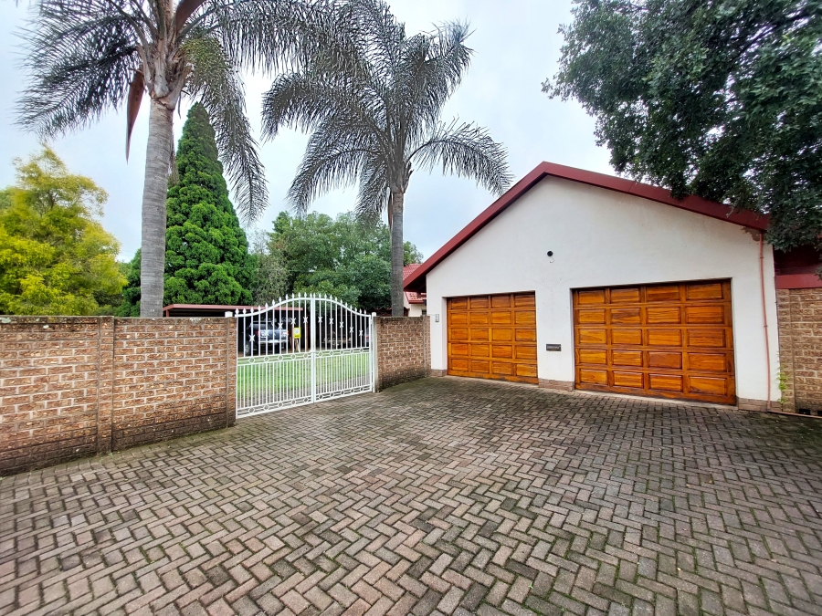 5 Bedroom Property for Sale in Waterkloof Ridge Gauteng