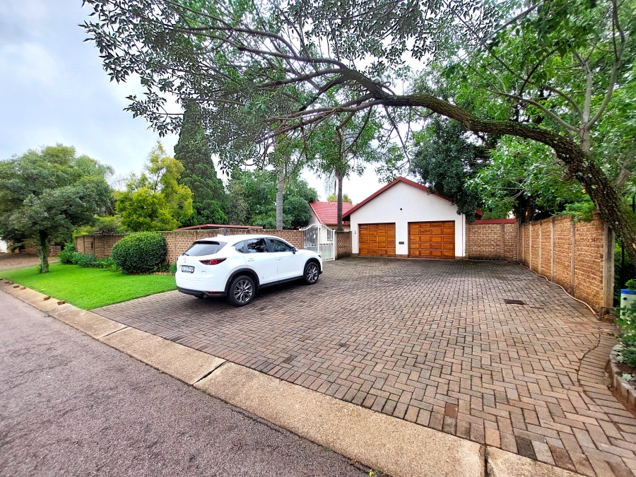 5 Bedroom Property for Sale in Waterkloof Ridge Gauteng