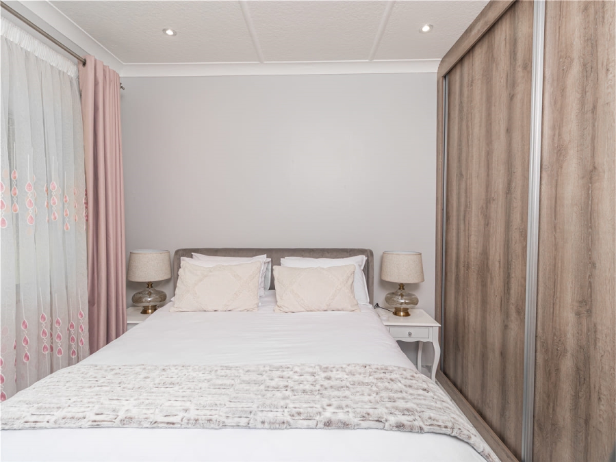 12 Bedroom Property for Sale in Glen Austin Gauteng