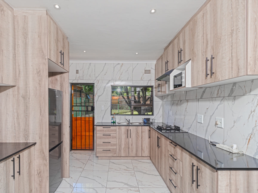 12 Bedroom Property for Sale in Glen Austin Gauteng