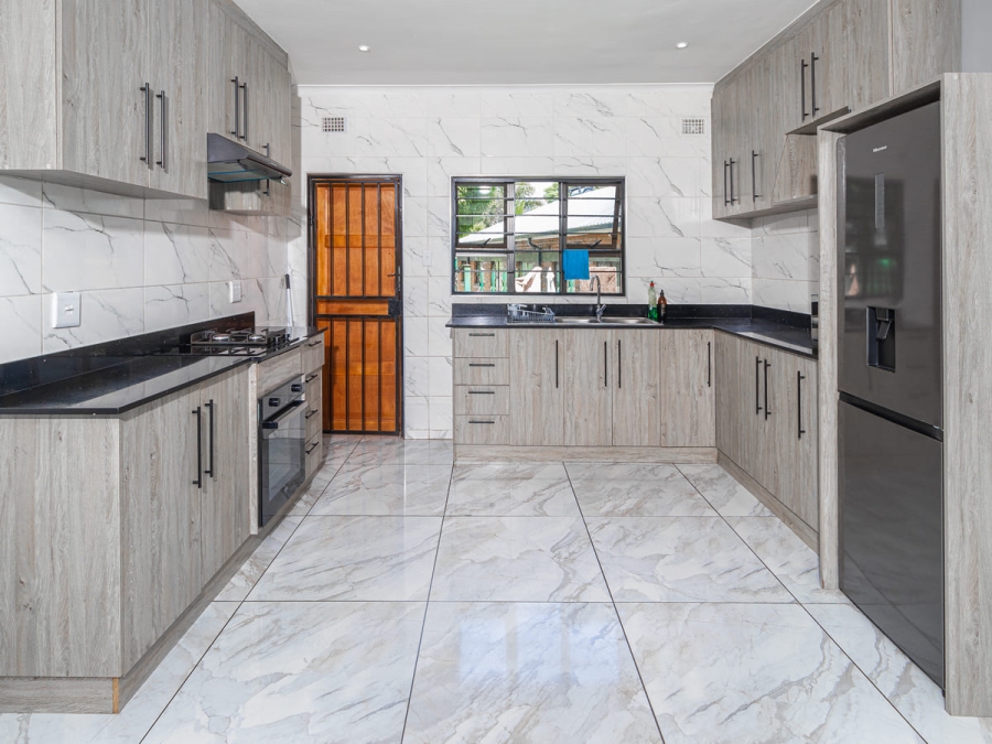 12 Bedroom Property for Sale in Glen Austin Gauteng