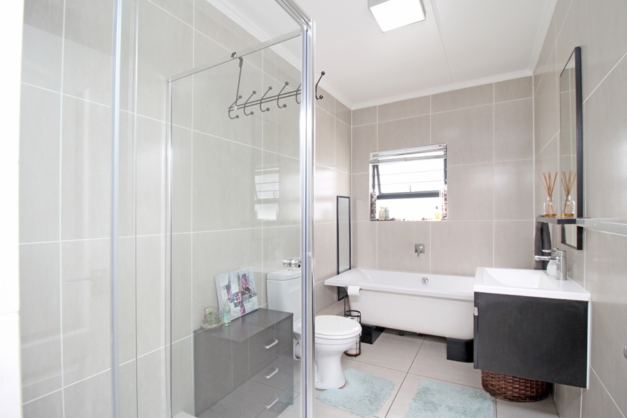 To Let 3 Bedroom Property for Rent in Greenstone Hill Gauteng