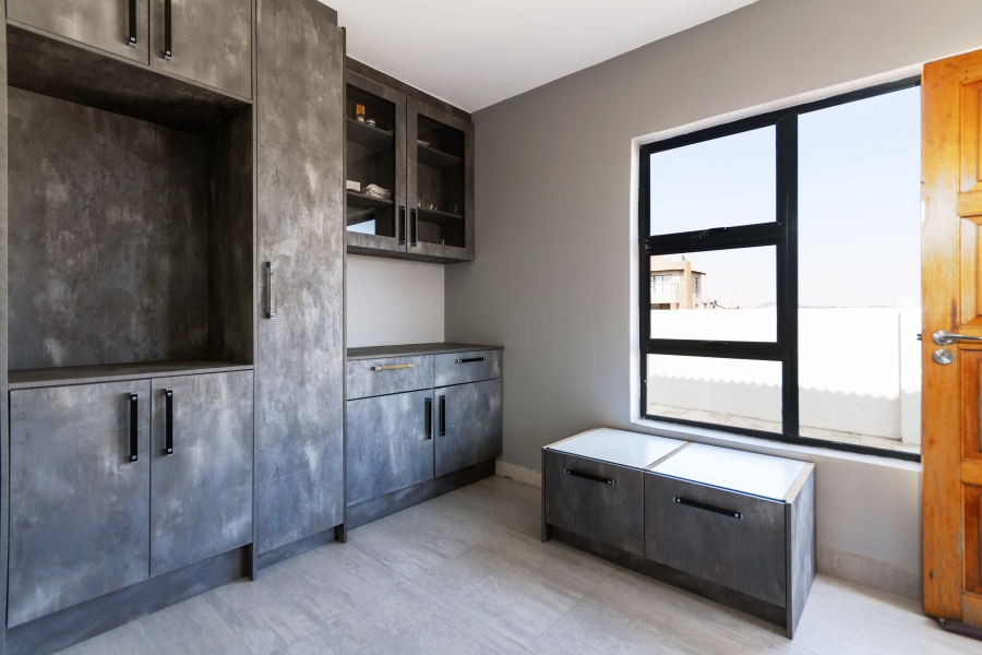 5 Bedroom Property for Sale in Wildtuinpark Gauteng