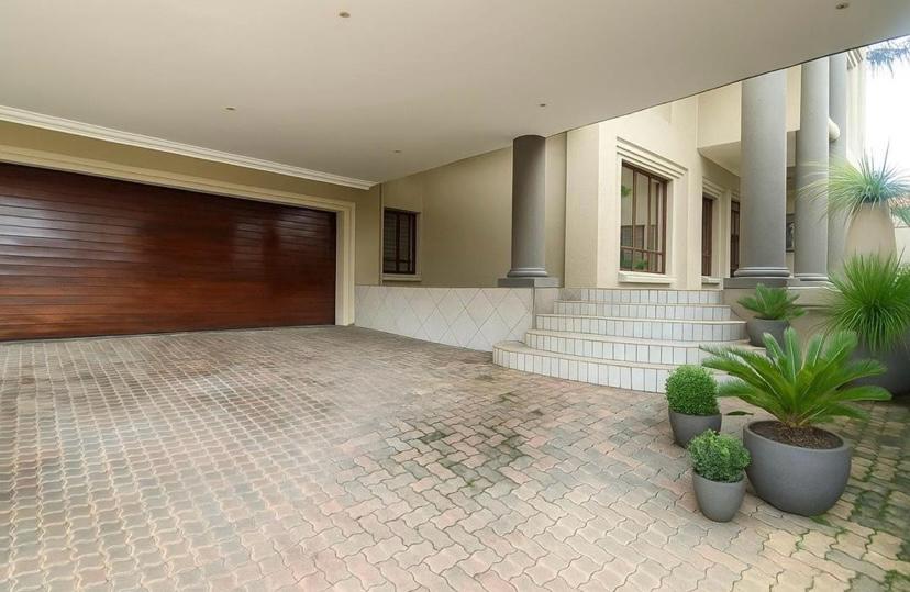 5 Bedroom Property for Sale in Faerie Glen Gauteng