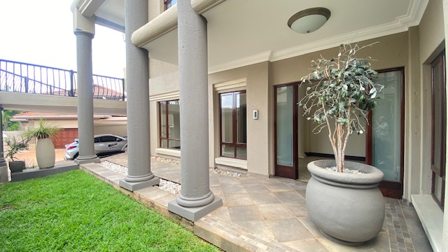 5 Bedroom Property for Sale in Faerie Glen Gauteng