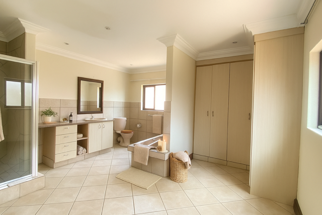 5 Bedroom Property for Sale in Faerie Glen Gauteng