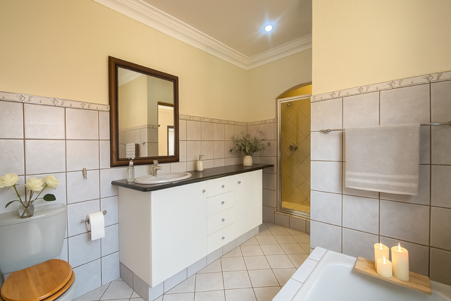 5 Bedroom Property for Sale in Faerie Glen Gauteng