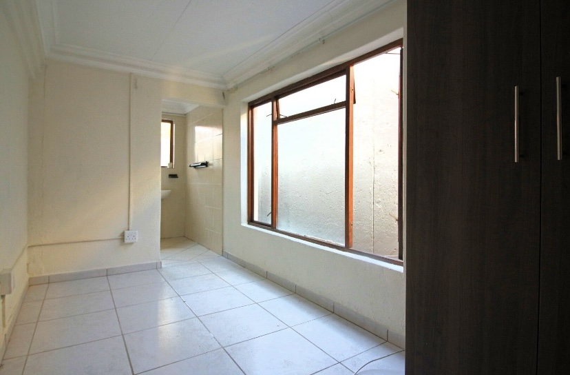 5 Bedroom Property for Sale in Faerie Glen Gauteng