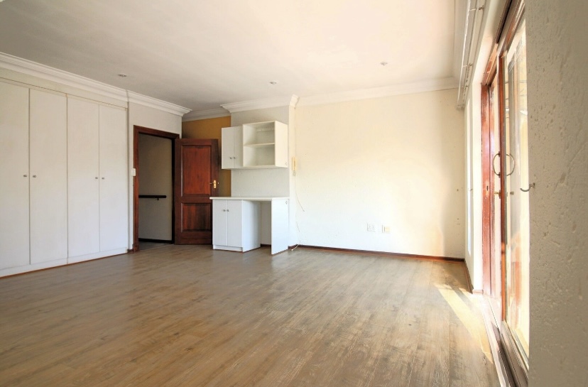 5 Bedroom Property for Sale in Faerie Glen Gauteng