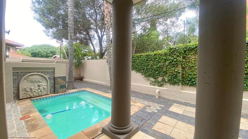 5 Bedroom Property for Sale in Faerie Glen Gauteng