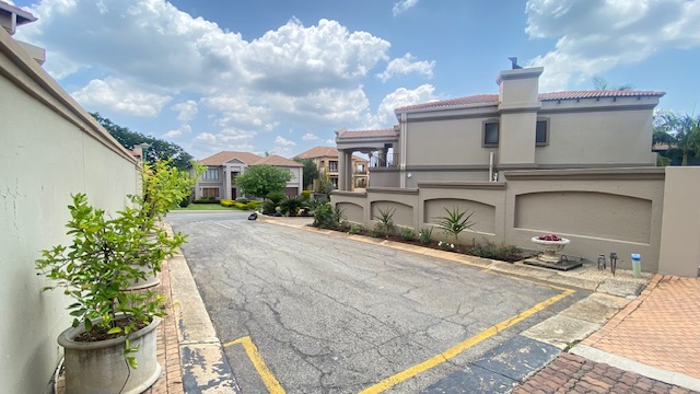 5 Bedroom Property for Sale in Faerie Glen Gauteng