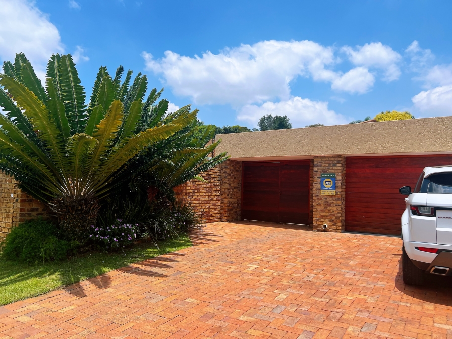 4 Bedroom Property for Sale in Gallo Manor Gauteng