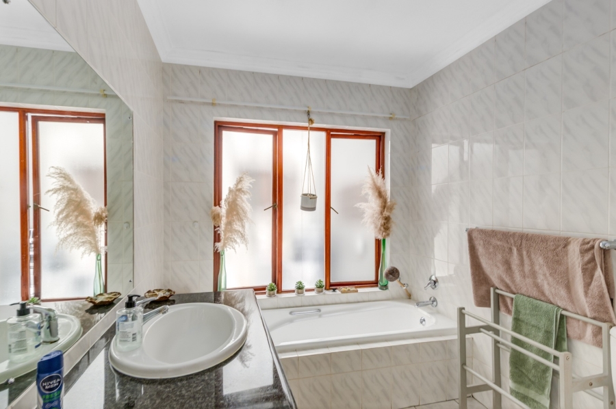 To Let 3 Bedroom Property for Rent in Cedar Lakes Gauteng