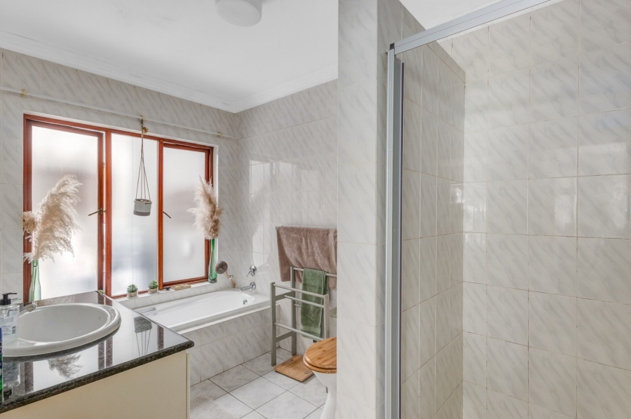 To Let 3 Bedroom Property for Rent in Cedar Lakes Gauteng