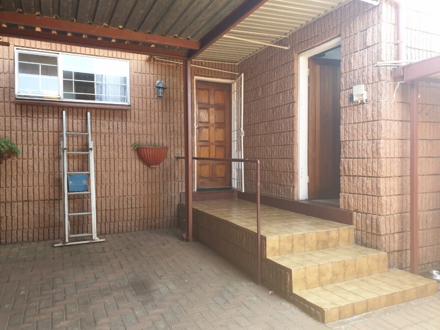3 Bedroom Property for Sale in Wilro Park Gauteng