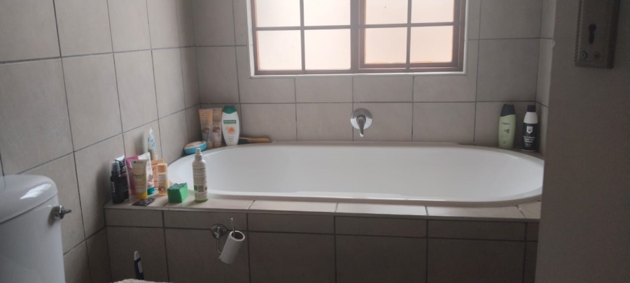 To Let 2 Bedroom Property for Rent in Ruimsig Gauteng