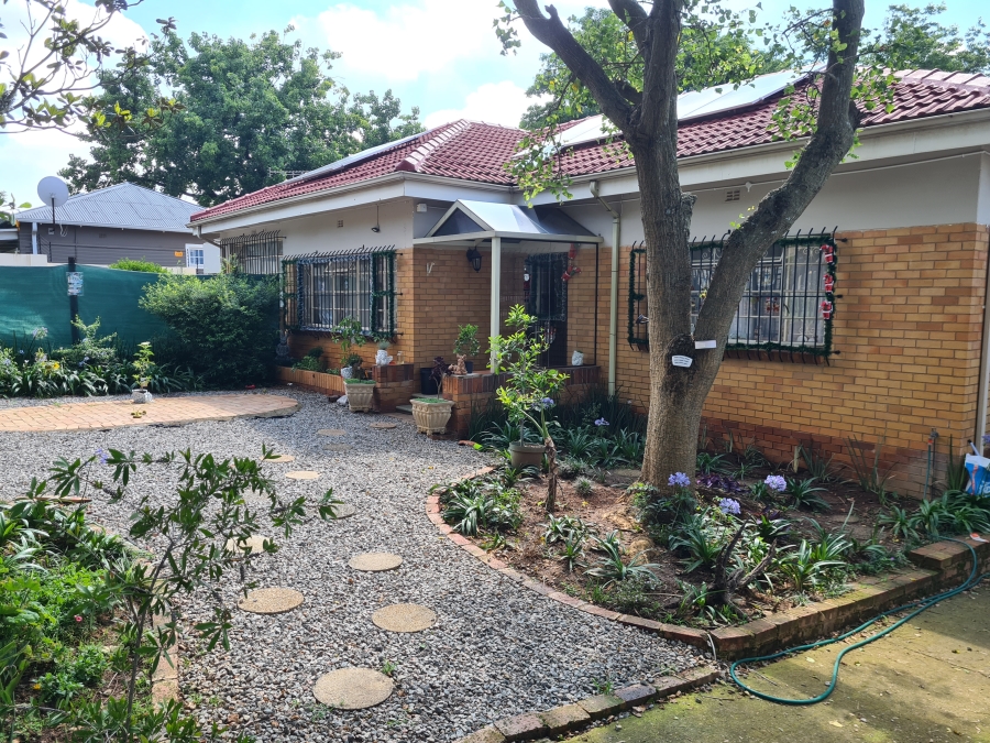 To Let 2 Bedroom Property for Rent in Linden Gauteng