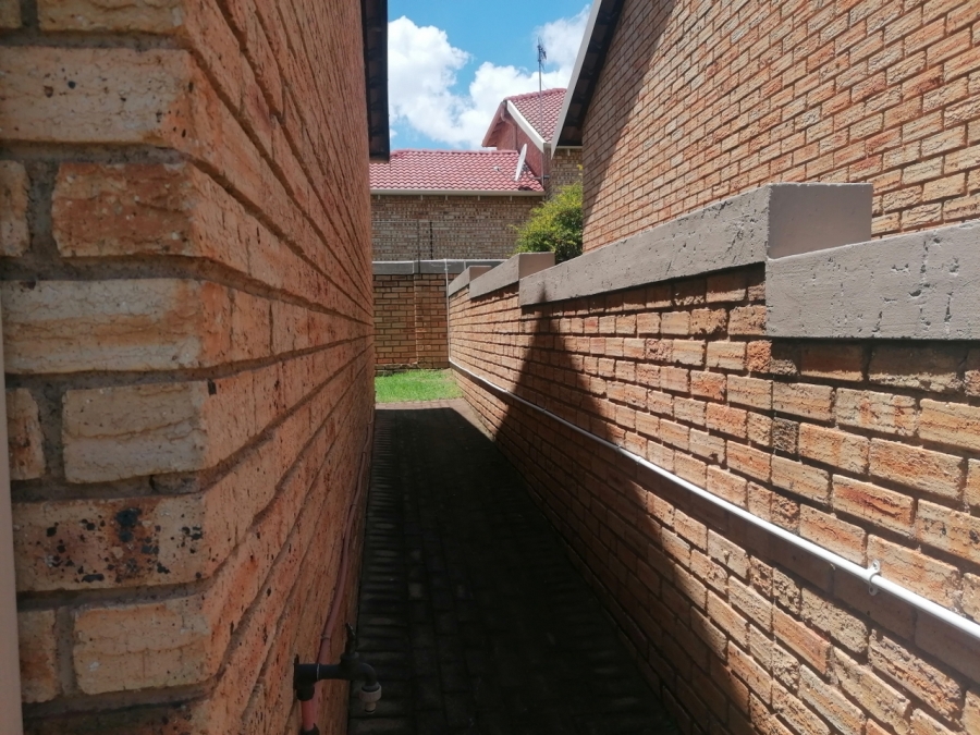 To Let 2 Bedroom Property for Rent in Honeydew Manor Gauteng