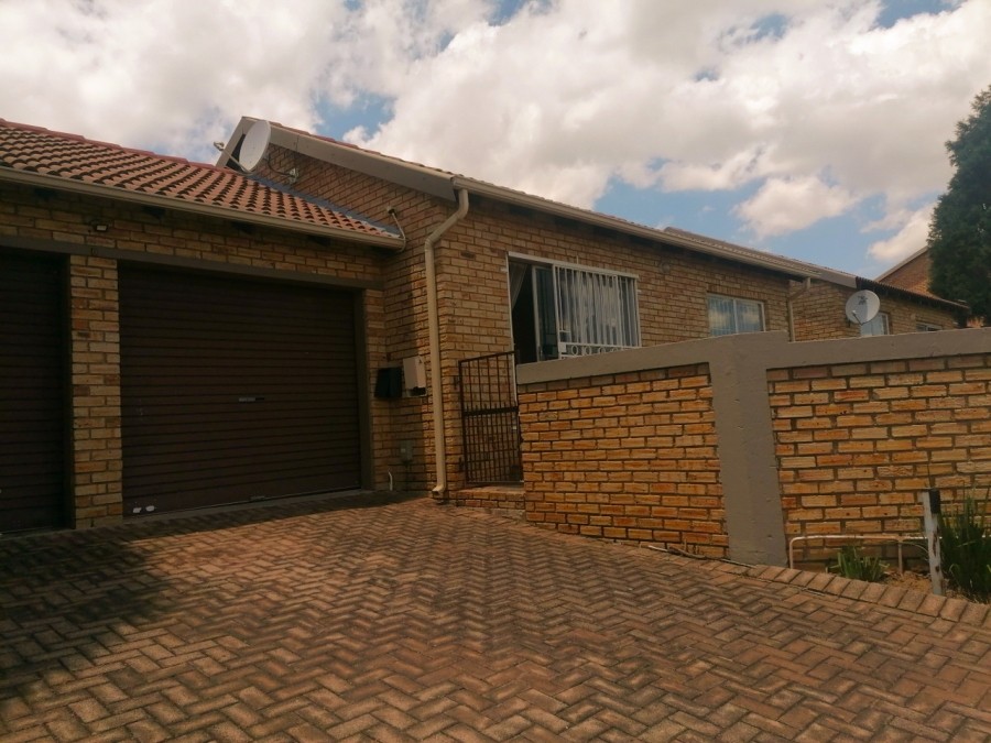 To Let 2 Bedroom Property for Rent in Honeydew Manor Gauteng
