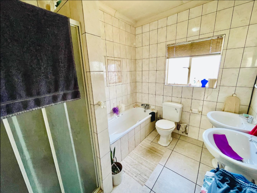4 Bedroom Property for Sale in Glenanda Gauteng