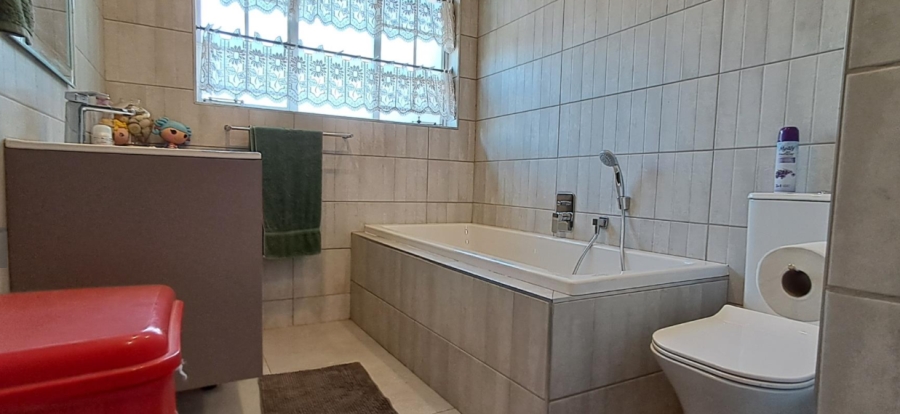 3 Bedroom Property for Sale in Mulbarton Gauteng