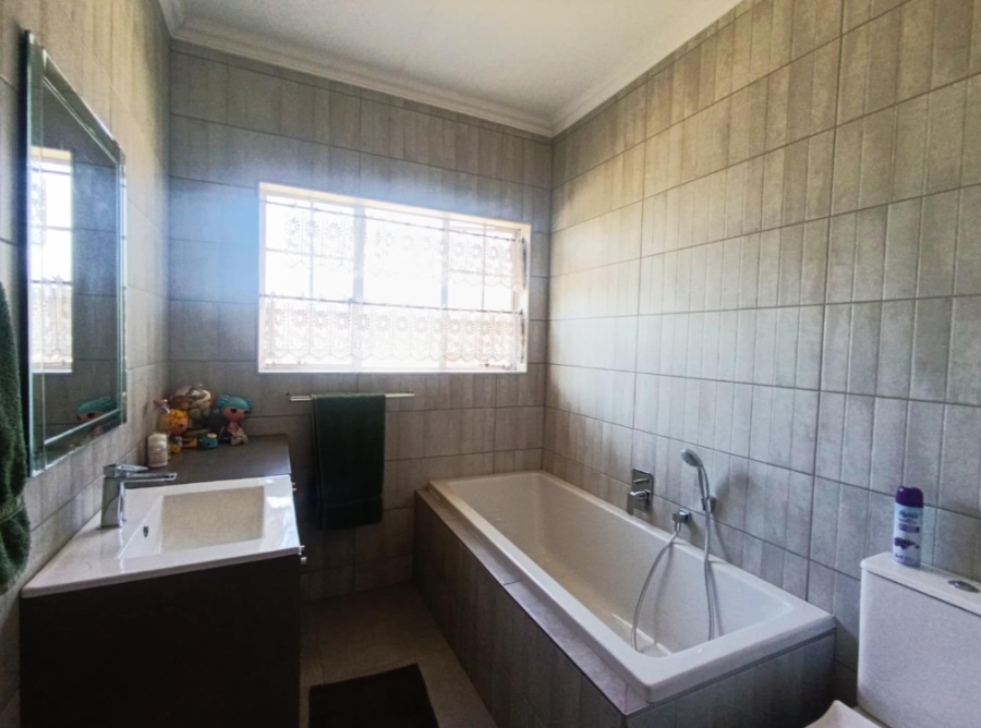3 Bedroom Property for Sale in Mulbarton Gauteng