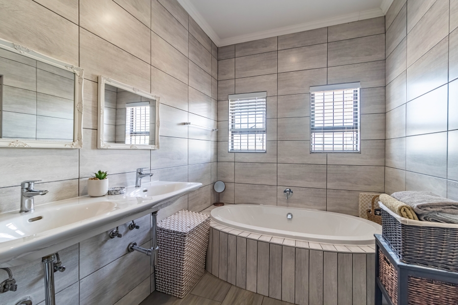 4 Bedroom Property for Sale in South Crest Gauteng