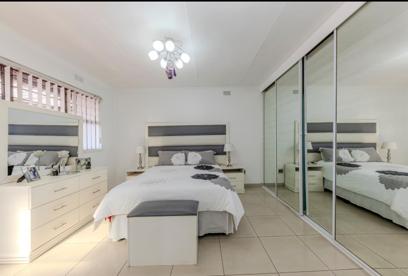 4 Bedroom Property for Sale in Lenasia Gauteng