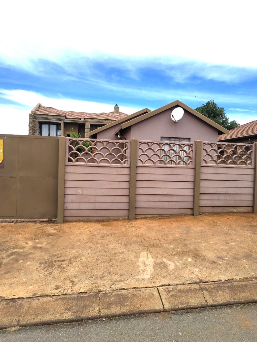 3 Bedroom Property for Sale in Clayville Gauteng